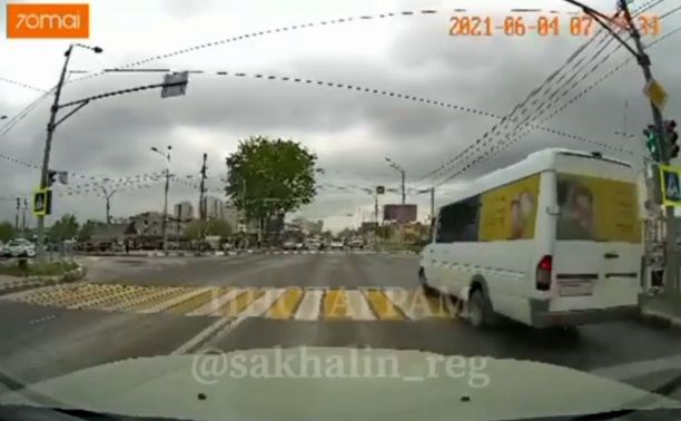 Автобус пронёсся через перекрёсток на красный свет в Южно-Сахалинске