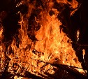Пожар в частном секторе Южно-Сахалинска тушили 20 человек