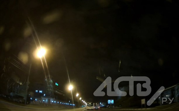 Опасный момент: гонщик едва не попал в ДТП в Южно-Сахалинске