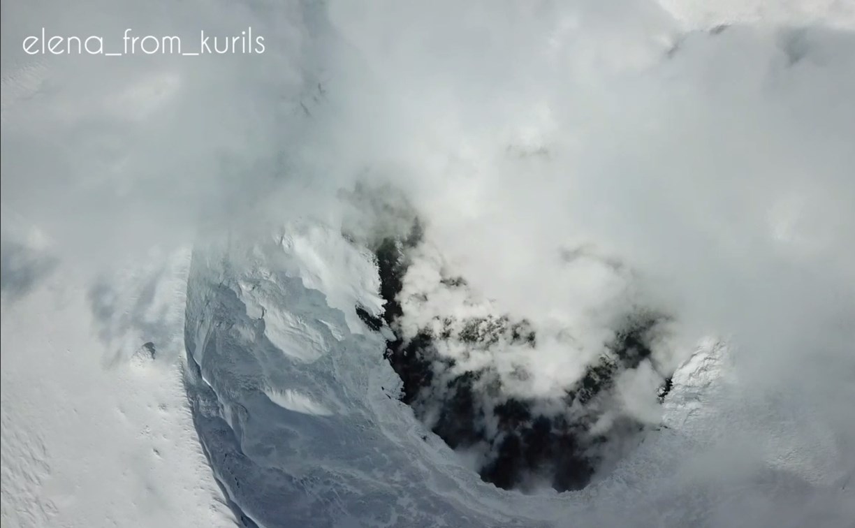 Что происходит в кратере Эбеко: амбассадор курильского вулкана сняла завораживающее видео