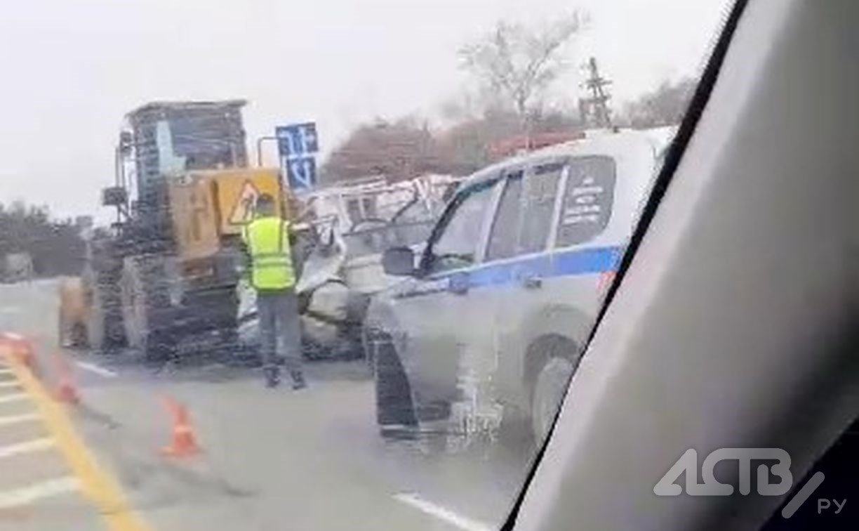 "Кабине хана": грузовик врезался в погрузчик на сахалинской трассе