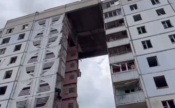 В Белгороде от фрагмента сбитой ракеты обрушился целый подъезд многоэтажки