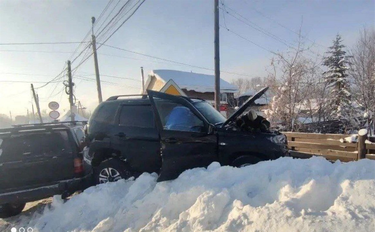 Тымовские пожарные деблокировали пострадавшего водителя после ДТП