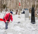 Места захоронений горожан, удостоенных почетных званий, благоустраивают в Южно-Сахалинске 