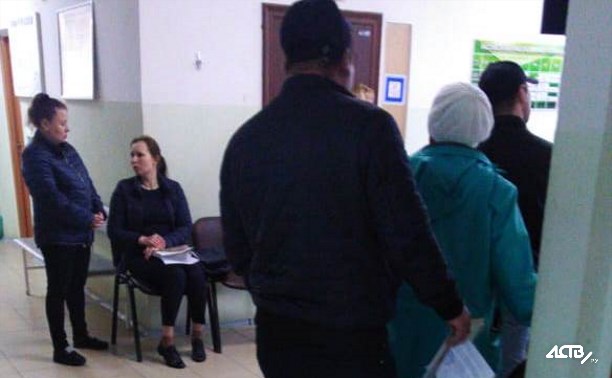 Взрослых и детей в ногликской поликлинике отправили в одну регистратуру Взрослых и детей в ногликской поликлинике отправили в одну регистратуру