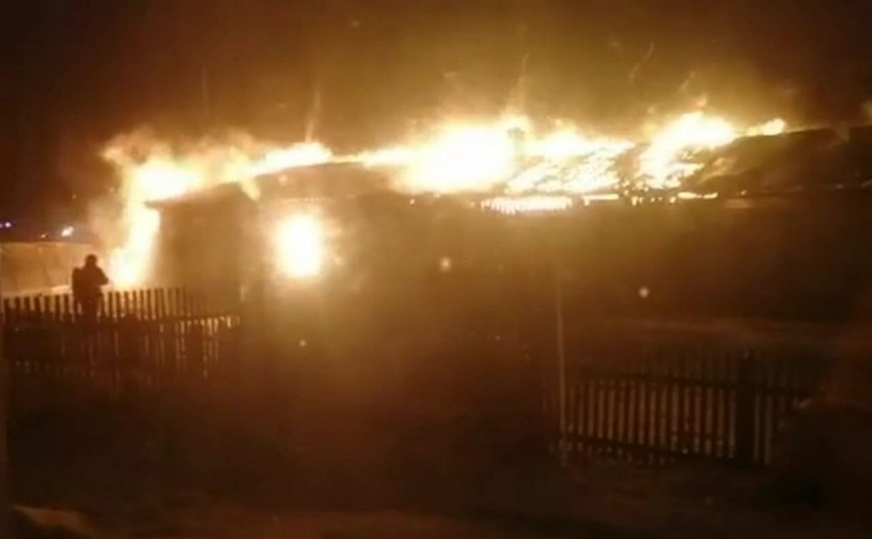 Жилой одноэтажный дом сгорел в Ногликах