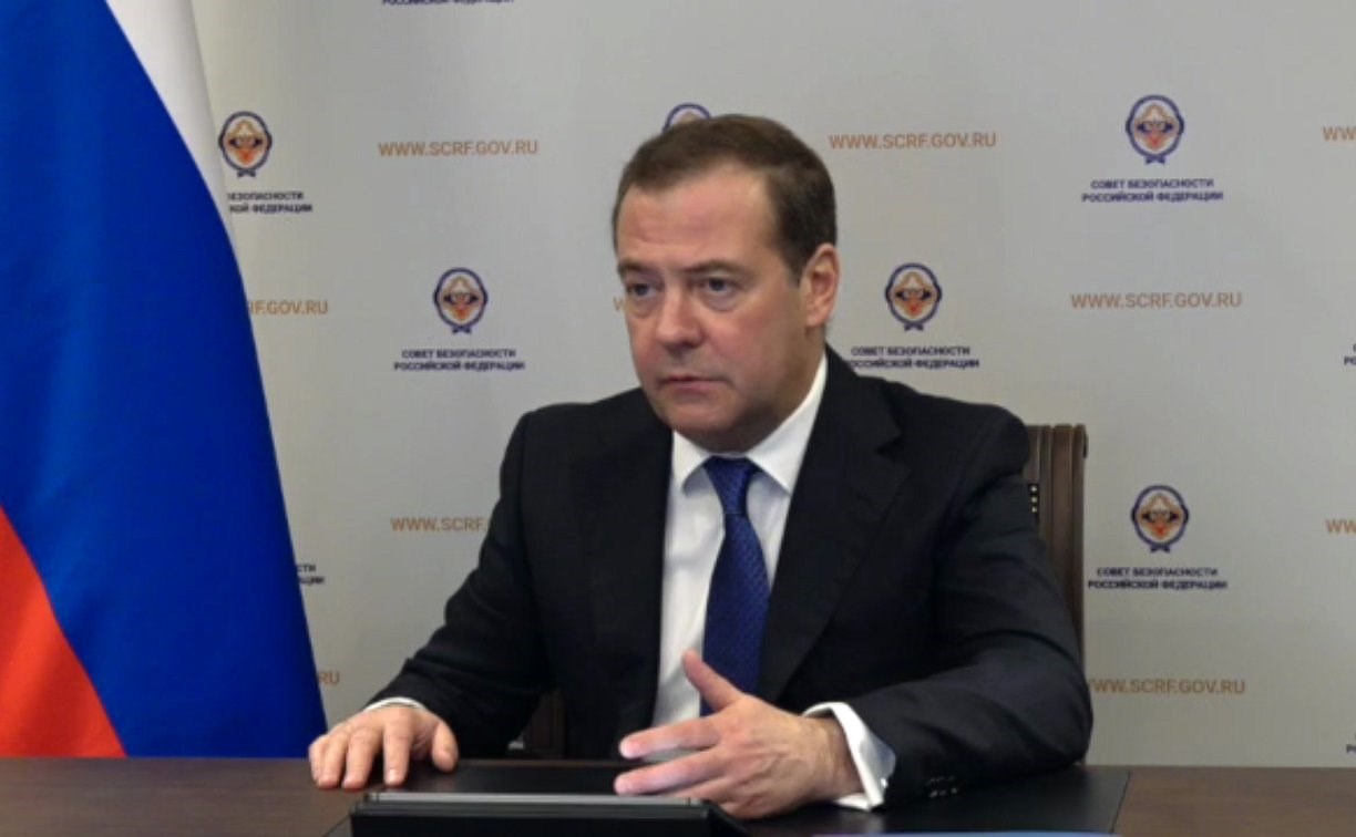 Медведев назвал "свежей идеей" фейк о намерении России уничтожать спутники Илона Маска