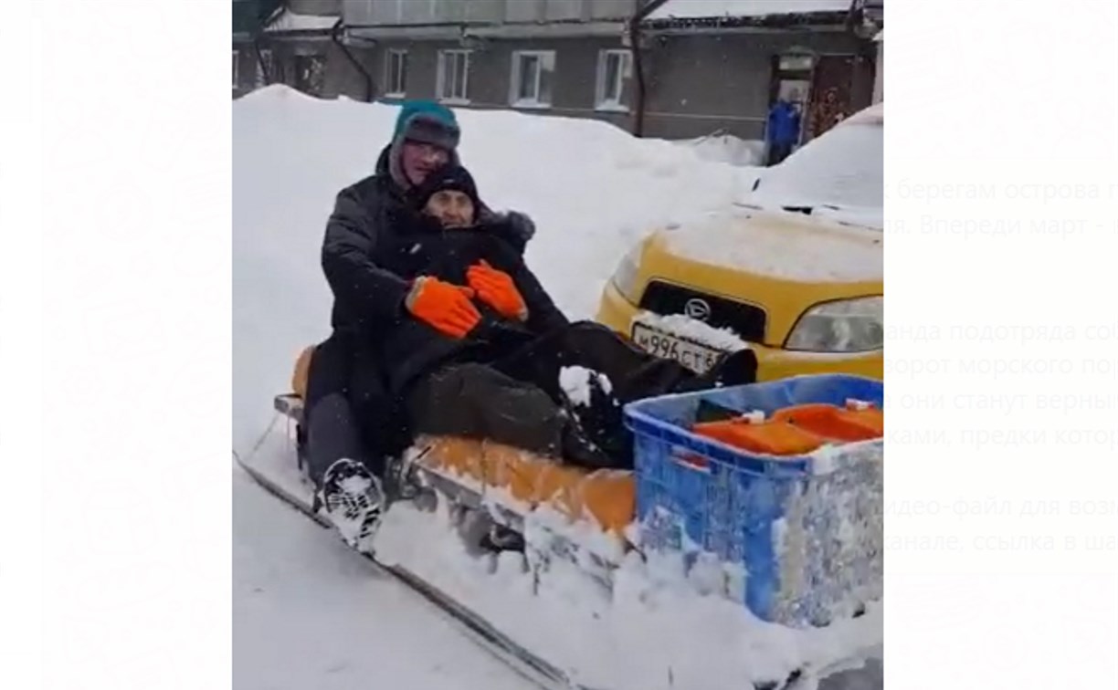 Десятки сахалинцев на снегоходах помогают скорой помощи доставлять пациентов 
