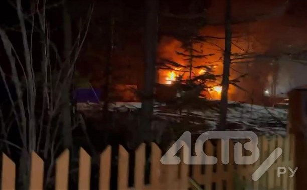 В южно-сахалинском СНТ ночью огонь охватил 100 квадратов жилого дома 