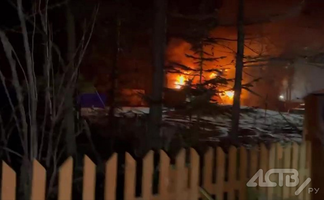 В южно-сахалинском СНТ ночью огонь охватил 100 квадратов жилого дома 