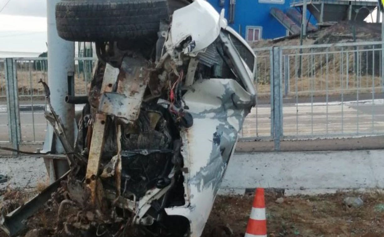 От авто ничего не осталось: в жёстком ДТП на Южных Курилах пострадали два человека