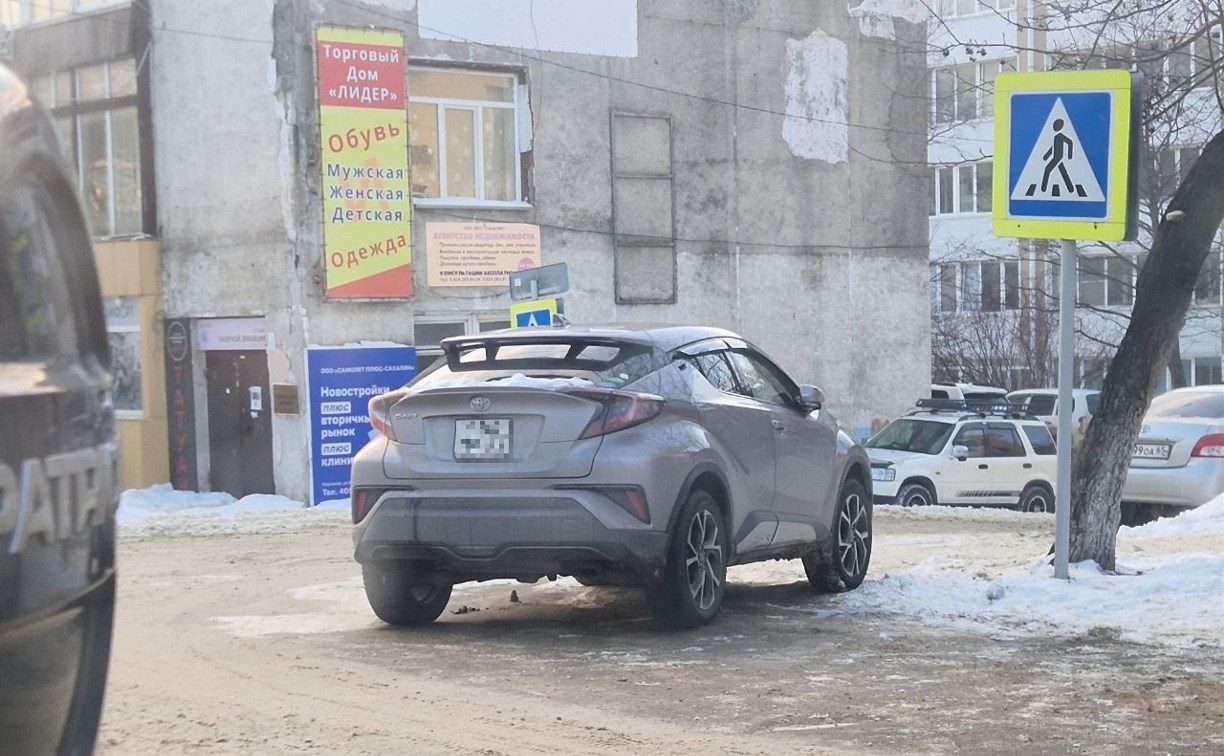 В Корсакове водитель припарковался прямо на перекрёстке