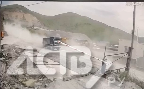 Появилось видео "летящего" большегруза перед опрокидыванием в Лиственничном
