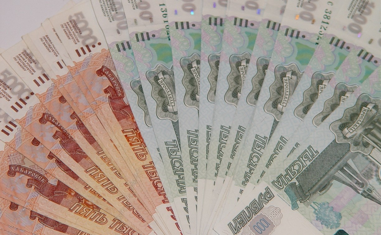 Сахалинке, подобравшей пачку денег с пола в Сбербанке, вынесли приговор