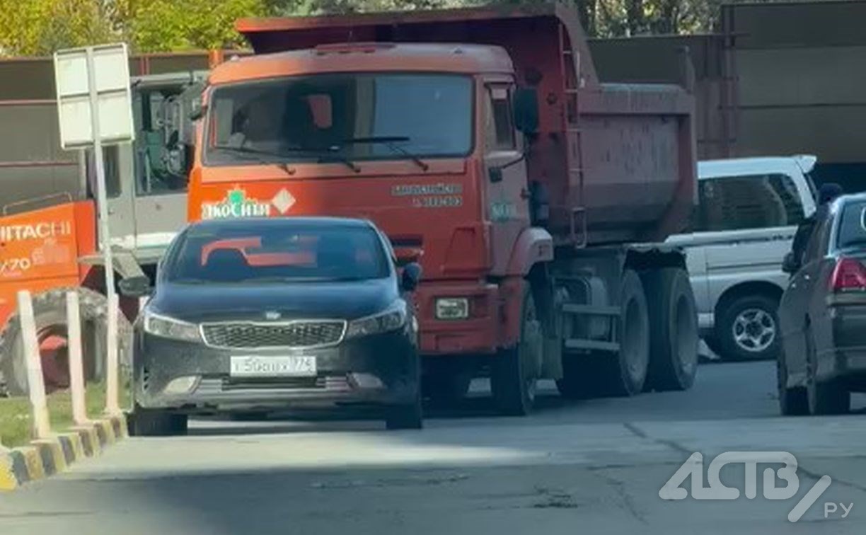 Мусоровоз в Южно-Сахалинске не смог проехать по заставленному автомобилями двору Мусоровоз в Южно-Сахалинске не смог проехать по заставленному автомобилями двору