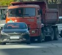 Мусоровоз в Южно-Сахалинске не смог проехать по заставленному автомобилями двору