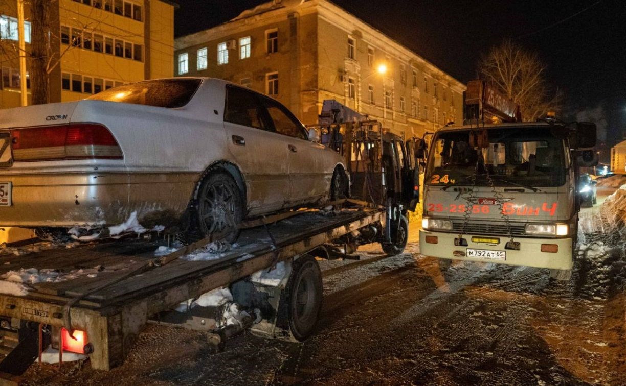 Автомобили эвакуировали ночью в Южно-Сахалинске