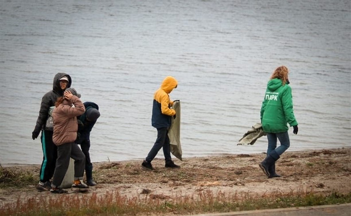 На пляже в Охотском собрали более 70 мешков мусора