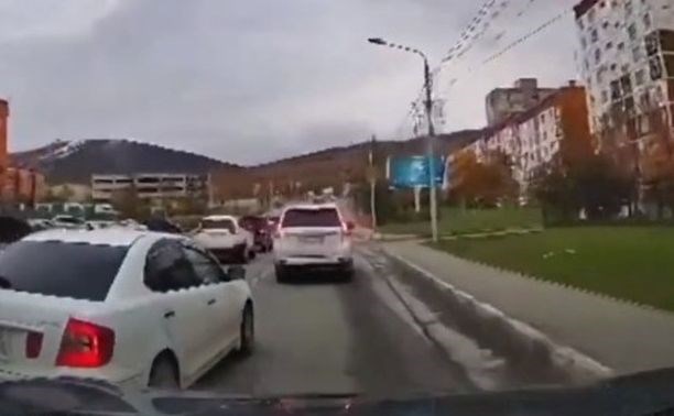 В Южно-Сахалинске водители "пободались" за приоритет в пробке 