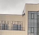 "Пугающие кадры": подросток в Южно-Сахалинске уселся на крыше 14-этажки, свесив ноги 