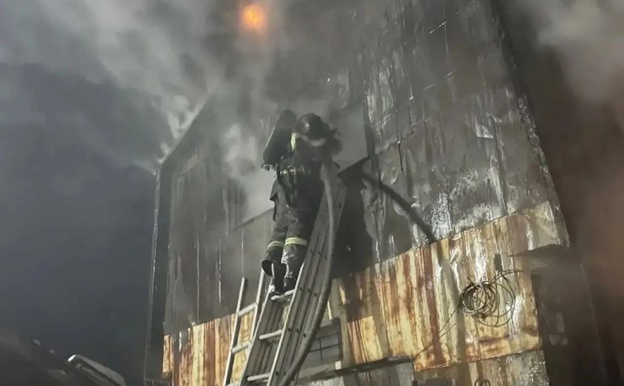 В Поронайске пожарные 4 часа тушили гараж