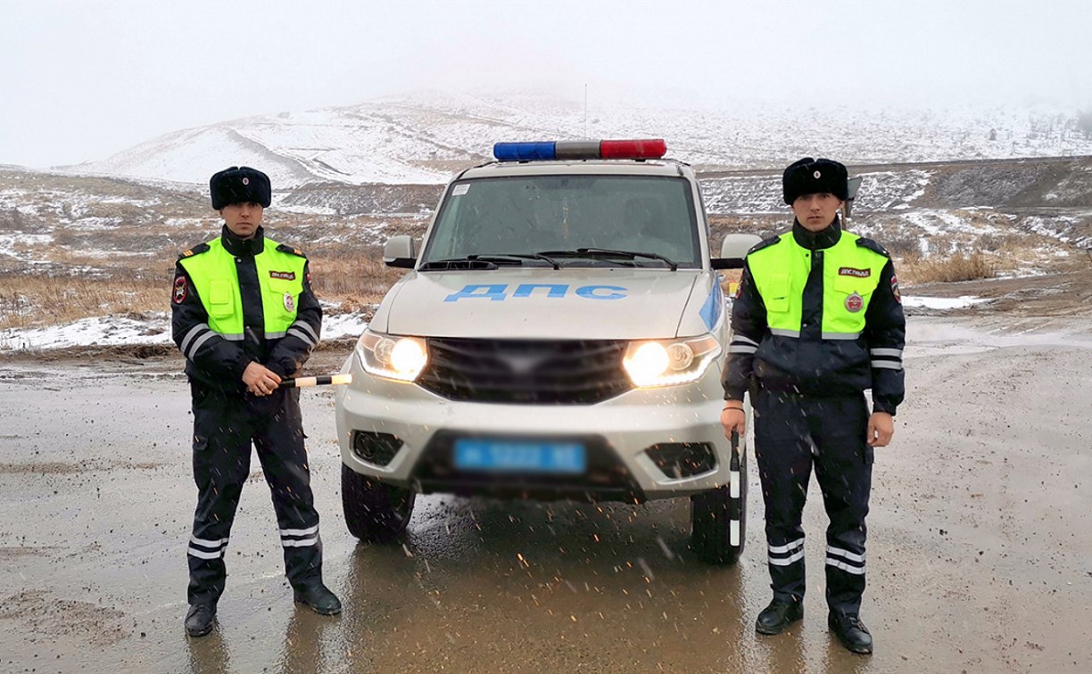 На Сахалине полицейские оказали экстренную помощь водителю