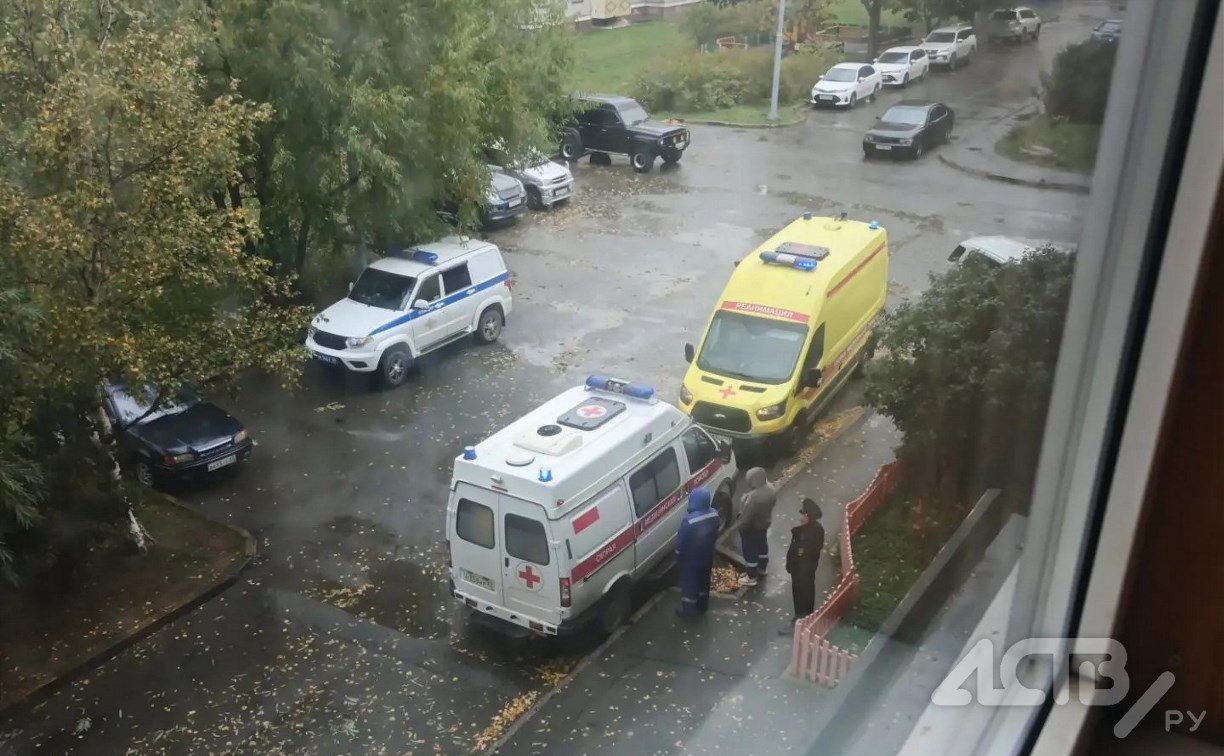 Мужчина выпал из окна 8 этажа в Южно-Сахалинске 