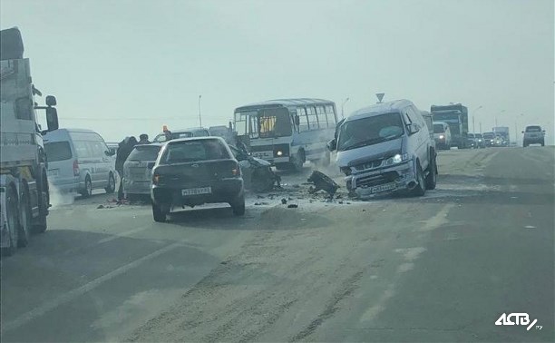 При столкновении Toyota Corolla Fielder и Mitsubishi Delica в Южно-Сахалинске пострадал мужчина