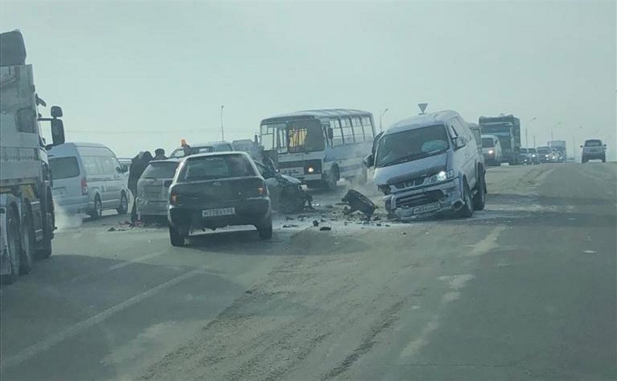 При столкновении Toyota Corolla Fielder и Mitsubishi Delica в Южно-Сахалинске пострадал мужчина