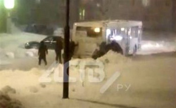 На Сахалине в метель пассажиры вытолкали застрявший на улице Дружбы рейсовый автобус