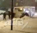 На Сахалине в метель пассажиры вытолкали застрявший на улице Дружбы рейсовый автобус
