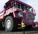 Первый в России розовый карьерный самосвал появился на Сахалине