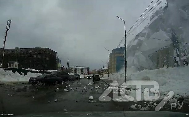 Лавина чуть не завалила пешехода: момент схода снежной массы с крыши в Долинске попал на видео