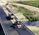 Дорогу через Белинское и Парусное в Томаринском районе реконструируют досрочно