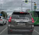 Автохам на “Прадике” едва не устроил ДТП, вылетев на "красный" в Южно-Сахалинске 