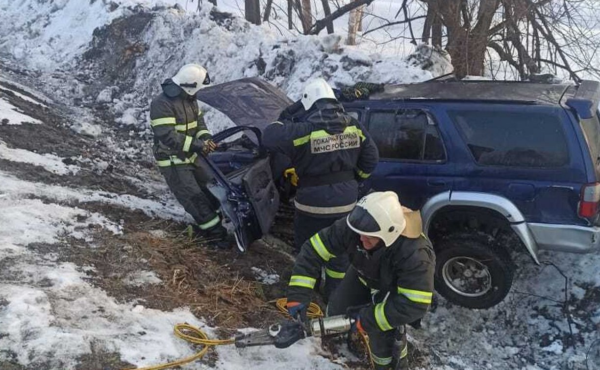 Появились новые кадры с места ДТП в Анивском районе, где пострадали два человека