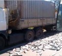 Несколько тонн рыбы завалили трассу Южно-Сахалинск - Долинск (ВИДЕО + дополнение)