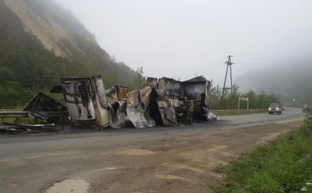 КамАЗ с рыбой дотла сгорел в Долинском районе