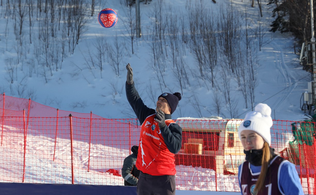 Сахалинцы готовятся к предстоящему этапу Кубка России по волейболу на снегу