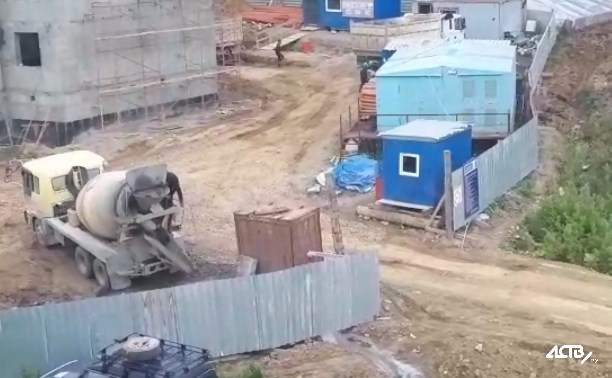 В Долинске строители моют бетономешалки в ближайшем ручье