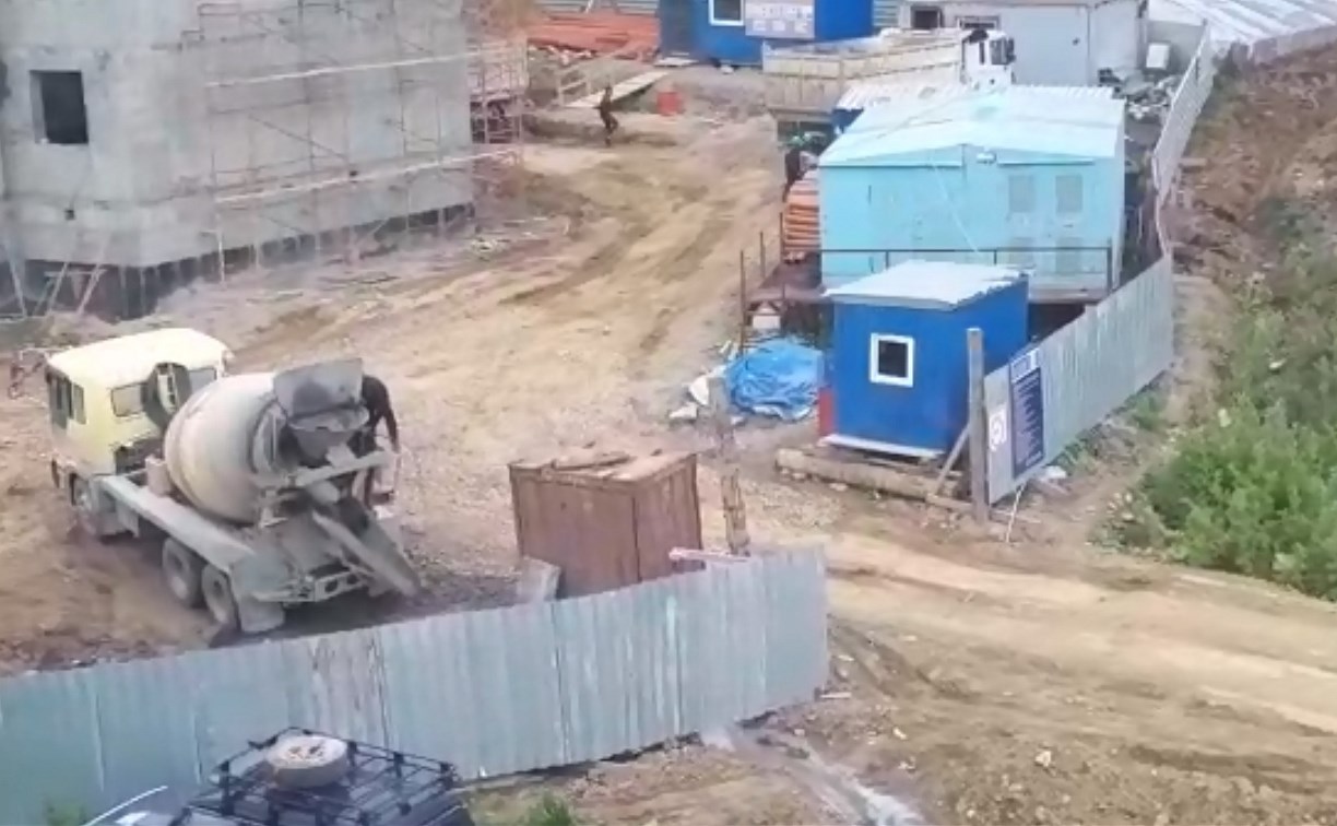 В Долинске строители моют бетономешалки в ближайшем ручье