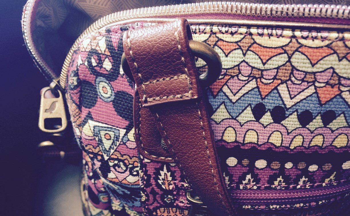 Жительница Южно-Сахалинска представилась продавцом и вытащила из сумки пенсионерки 105 тысяч рублей