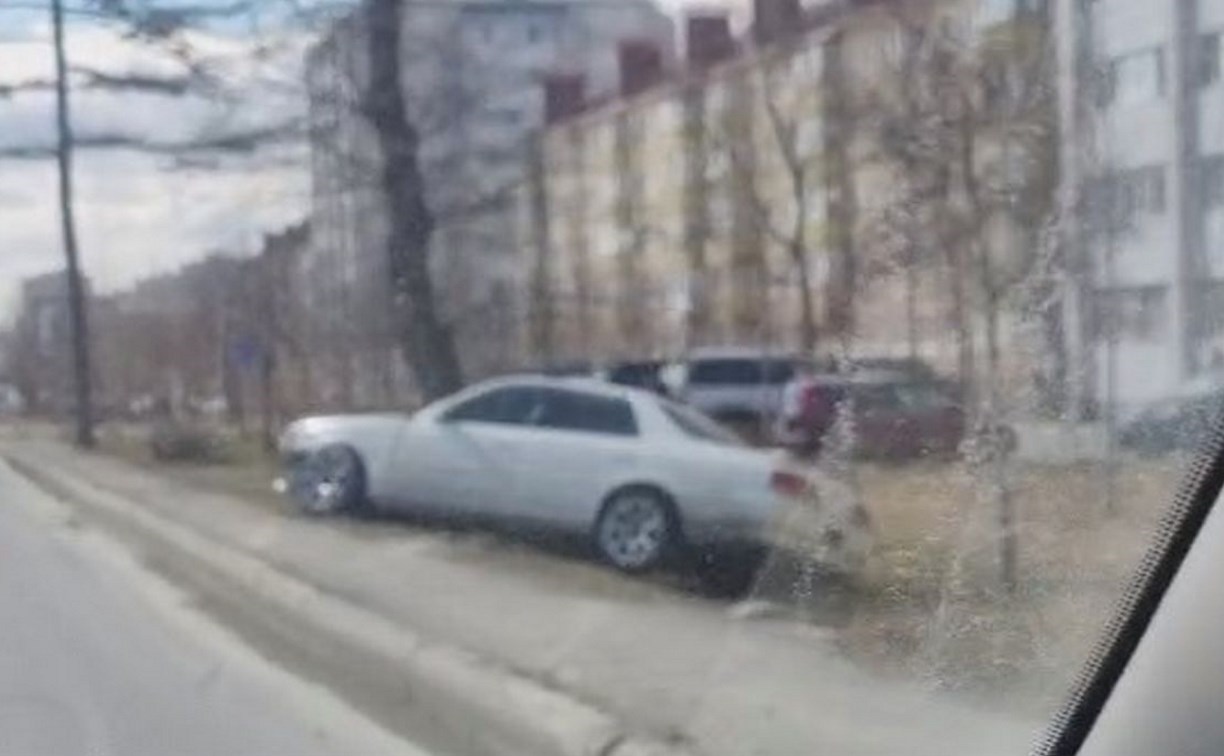 Автомобиль Toyota Cresta врезался в дерево в центре Южно-Сахалинска