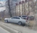 Автомобиль Toyota Cresta врезался в дерево в центре Южно-Сахалинска