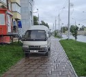 "Почему в квартиру не заехал": в Южно-Сахалинске заметили автохама