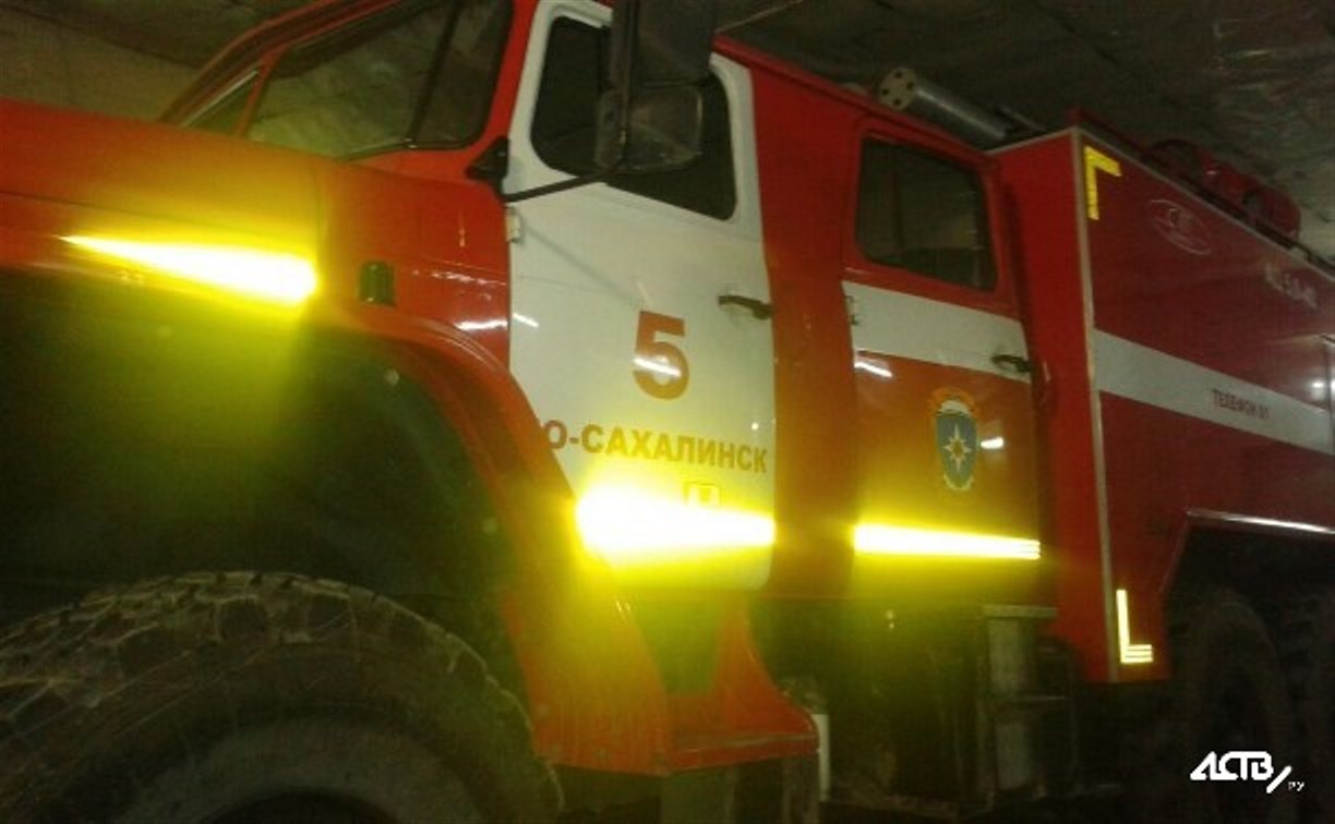 Дачный дом тушили ночью в СНТ "Малинка" в Южно-Сахалинске