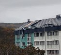 Ураганный ветер повредил кровлю дома в Северо-Курильске