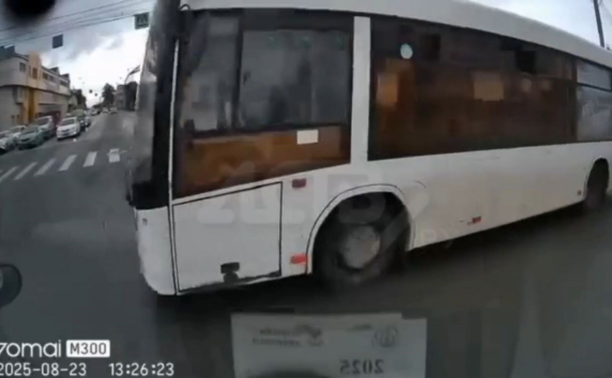 "Проскочил на тоненького": в Южно-Сахалинске едва не произошла авария с пассажирским автобусом