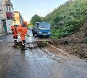 В Корсакове убрали грязь, сошедшую на дороги в нескольких дворах