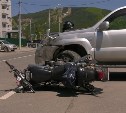 Мотоцикл и внедорожник столкнулись в Южно-Сахалинске